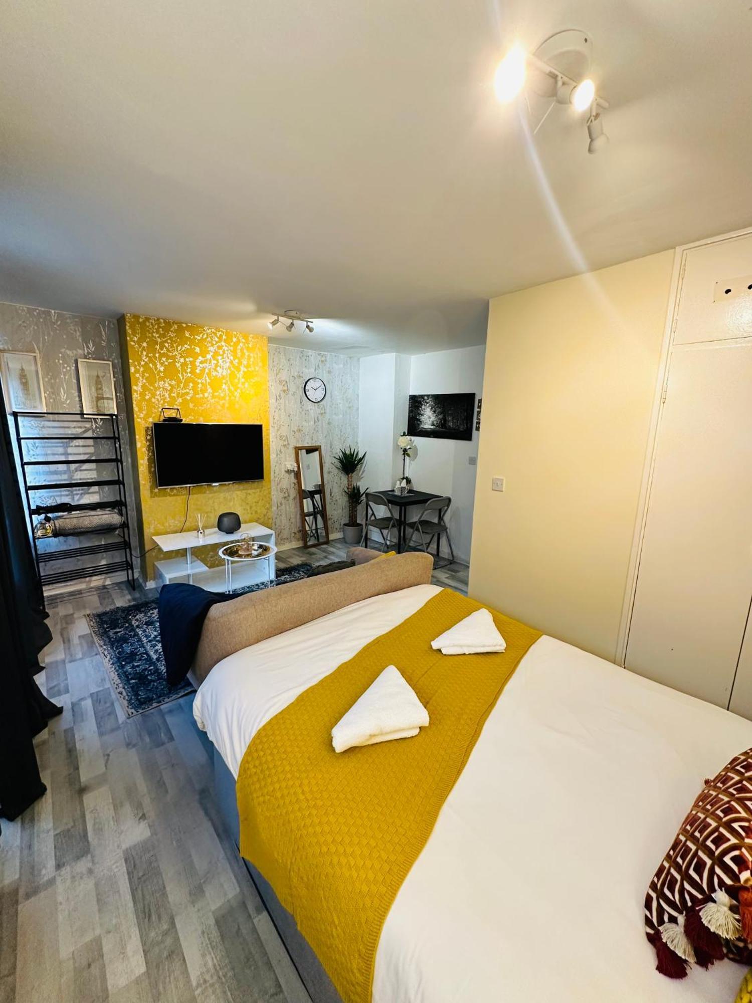 Studio Apartment In London, Bethnal Green Екстериор снимка